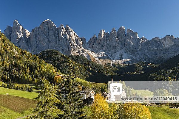 Geislerspitzen und Kirche von St. Magdalena  Geislergruppe  Villnösstal  Südtirol  Italien  Europa
