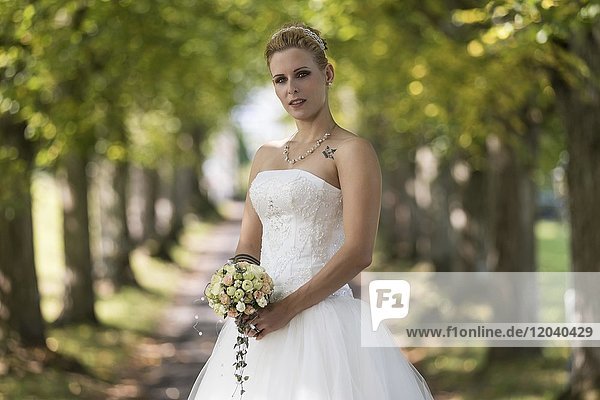 Junge blonde Frau im weissen Brautkleid Schweiz Europa