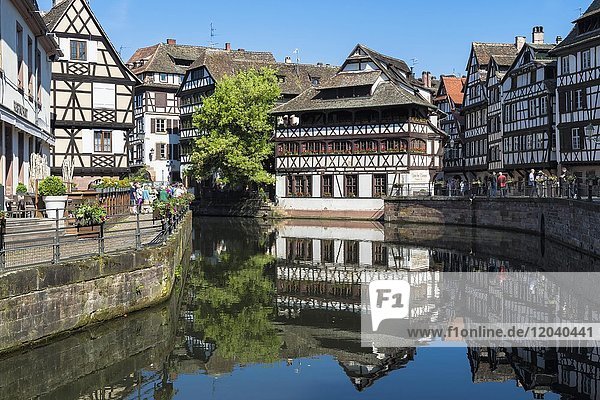 Maison des Tanneurs und Fachwerkhäuser entlang des ILL-Kanals  Petite France District  Straßburg  Elsass  Departement Bas-Rhin  Frankreich  Europa