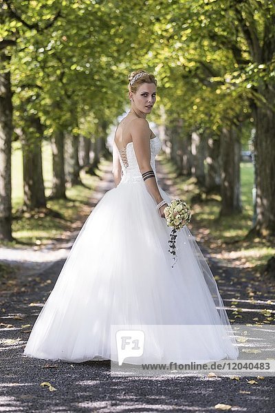Junge blonde Frau im weissen Brautkleid  Schweiz  Europa