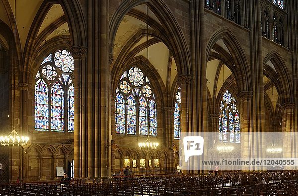 Interieur  mit Glasmalerei-Fenstern  Kathedrale Notre-Dame  Straßburg  Elsass  Departement Bas-Rhin  Frankreich  Europa