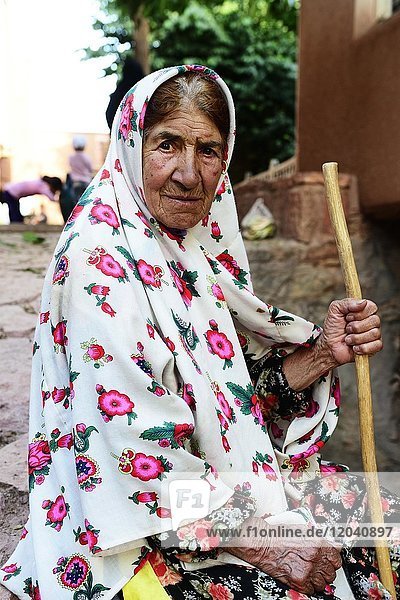 Alte Frau mit bunden Tschador  Abyaneh  Iran