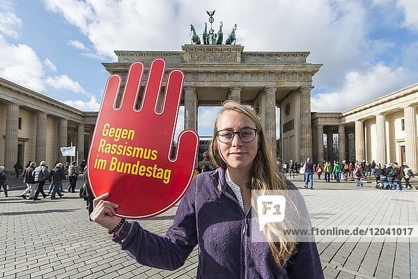 Studentin mit Schild Gegen Rassismus im Bundestag  Anti AFD-Demo  Brandenburger Tor  Berlin  Deutschland  Europa