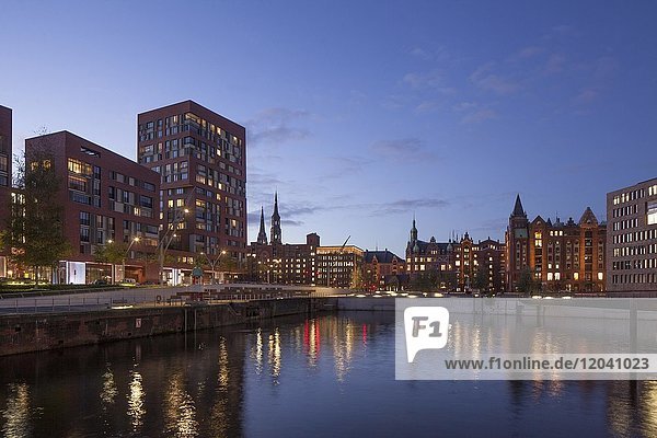 Moderne Geschäftsgebäude und Historische Speichergebäude bei Abenddämmerung  Speicherstadt  Hafencity  Hamburg  Deutschland  Europa
