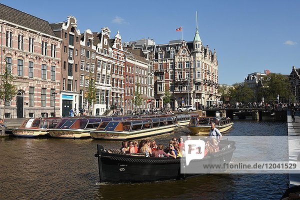 Historische Gebäude und Ausflugsboot mit Touristen am Rokin  Amsterdam  Nordholland  Holland  Niederlande  Europa