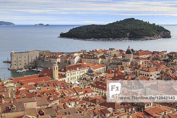 Blick von oben auf die Altstadt und die Insel Lokrum vom Minceta-Turm  Festung auf der Stadtmauer  Dubrovnik  UNESCO-Weltkulturerbe  Kroatien  Europa