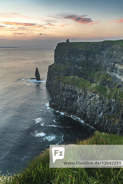 Cliffs of Moher bei Sonnenuntergang  Liscannor  Grafschaft Clare  Provinz Munster  Republik Irland  Europa