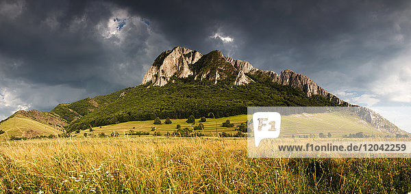 Panorama der Piatra Secuiului über dem Dorf Rimetea im Transcaului-Gebirge im Westen Siebenbürgens  25 km westlich von Turda  Rumänien  Europa