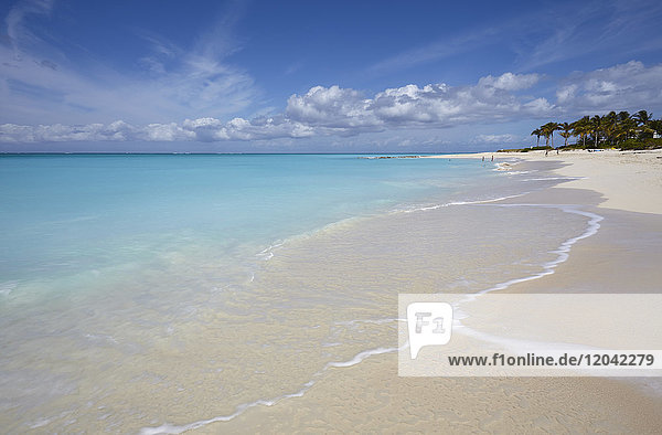 Der Sand von Grace Bay  der spektakulärste Strand auf Providenciales  Turks- und Caicosinseln  in der Karibik  Westindien  Mittelamerika