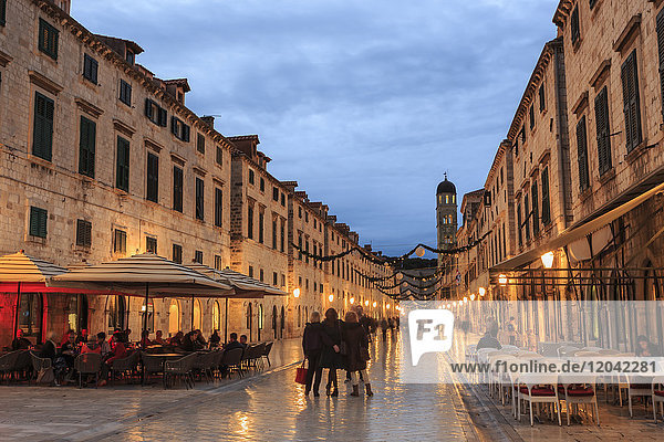 Cafés auf dem Stradun (Placa)  Fußgängerpromenade  abendliche blaue Stunde  Altstadt  Dubrovnik  UNESCO-Weltkulturerbe  Kroatien  Europa