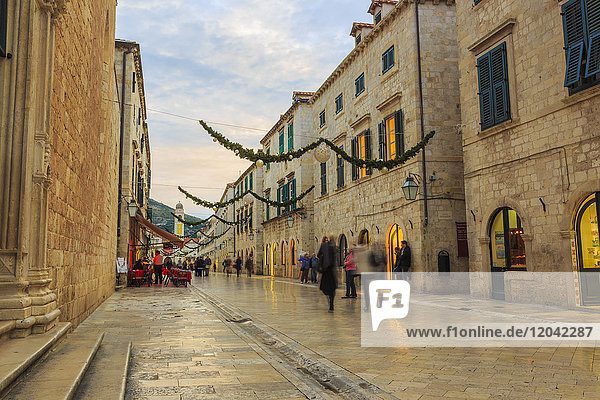 Stradun (Placa)  Fußgängerpromenade  nach Sonnenuntergang  abendliche blaue Stunde  Altstadt  Dubrovnik  UNESCO-Weltkulturerbe  Kroatien  Europa