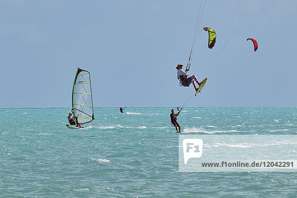 Kitesurfen und Windsurfen am Long Bay Beach  an der Südküste von Providenciales  Turks- und Caicosinseln  in der Karibik  Westindien  Mittelamerika