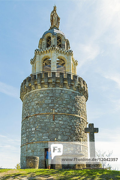 La Vierge de Monbahus (Turm der Jungfrau) aus dem späten 19. Jahrhundert  ein markantes Wahrzeichen und Aussichtspunkt  Monbahus  Cancon  Lot-et-Garonne  Frankreich  Europa