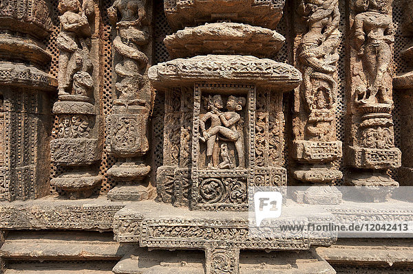 Erotische Steinmetzarbeiten am Sonnentempel von Konark (Schwarze Pagode)  Hindutempel aus dem 13. Jahrhundert  erbaut als massiver Streitwagen für den Sonnengott Surya  UNESCO-Weltkulturerbe  Konarak  Odisha  Indien  Asien