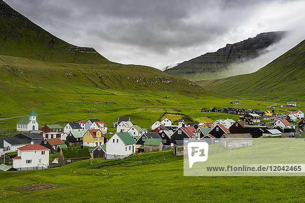 Bunte Häuser im Dorf Gjogv  Estuyroy  Färöer Inseln  Dänemark  Europa