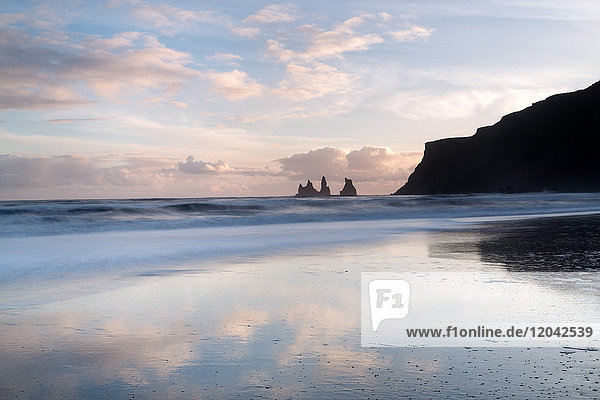 Felsen von Reynisfjara  aufgenommen vom Strand von Vik Y Myrdal bei Sonnenuntergang  Südisland  Polarregionen