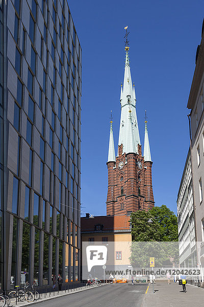 Blick auf die Klara-Kirche und zeitgenössische Architektur  Stockholm  Schweden  Skandinavien  Europa