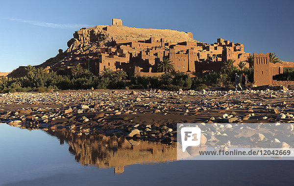 Die alte Kasbah Ait Benhaddou im Morgenlicht und mit Spiegelung im Fluss  UNESCO-Weltkulturerbe  in der Nähe von Ouarzazate  Marokko  Nordafrika  Afrika