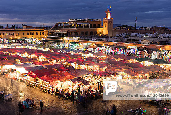 Blick über den Djemaa el Fna in der Abenddämmerung mit Essensständen und Geschäften  Marrakesch  Marokko  Nordafrika  Afrika
