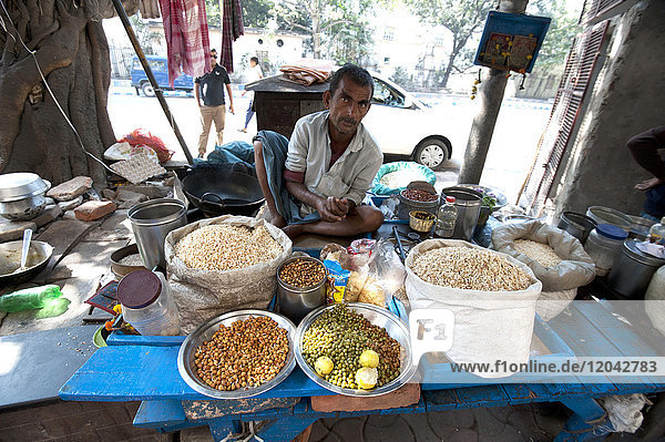 Chaat-Stand  Mann mischt keimende Samen und Linsen sowie Puffreis mit Gewürzen  Dalhousie Square  Kolkata (Kalkutta)  Westbengalen  Indien  Asien