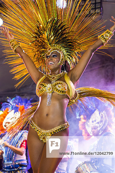 Brasilianische Sambaband beim internationalen Karneval auf den Seychellen in Victoria  Mahe  Republik Seychellen  Indischer Ozean  Afrika