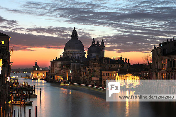 Blick entlang des Canal Grande in Richtung Santa Maria Della Salute von der Accademia-Brücke in der Morgendämmerung  Venedig  UNESCO-Weltkulturerbe  Venetien  Italien  Europa