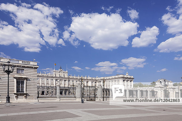 Königlicher Palast (Palacio Real)  Plaza de la Armeria  Madrid  Spanien  Europa