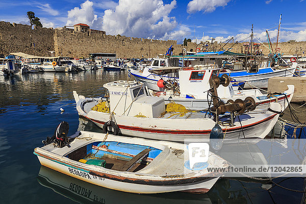 Fischerboote  Handelshafen und mittelalterliche Mauern  Altstadt von Rhodos  UNESCO-Weltkulturerbe  Rhodos  Dodekanes  Griechische Inseln  Griechenland  Europa