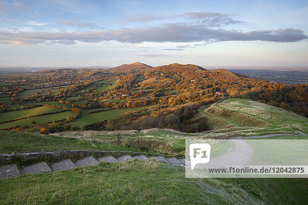 Britisches Camp Hill Fort aus der Eisenzeit und die Malvern Hills im Herbst  Great Malvern  Worcestershire  England  Vereinigtes Königreich  Europa