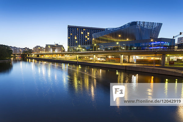 Blick auf das Waterfront Hotel in der Abenddämmerung in der Nähe des Rathauses  Stockholm  Schweden  Skandinavien  Europa