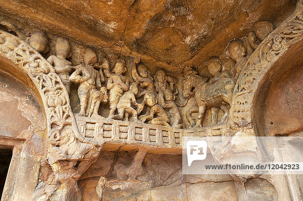 Detail von Jain-Schnitzereien aus dem 2. Jahrhundert v. Chr. mit Figuren  die an einer Jain-Zeremonie in der Rani-Gumpha-Höhle in der archäologischen Stätte Udayagiri in der Nähe von Bhubaneswar  Odisha  Indien  Asien  teilnehmen
