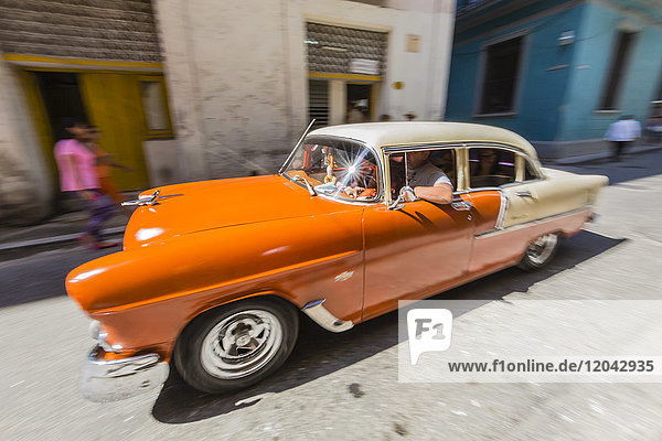 Klassisches amerikanisches Auto  das als Taxi benutzt wird  lokal bekannt als almendrones in Havanna  Kuba  Westindien  Mittelamerika