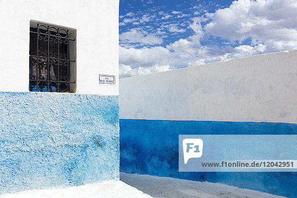 Typische blau-weiße Straßenszene in der Kasbah des Oudaya (Kasbah der Udayas)  Rabat  Marokko  Nordafrika  Afrika