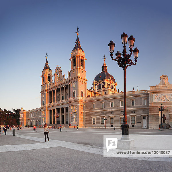 Almudena-Kathedrale (Santa Maria la Real de La Almudena)  Plaza de la Armeria  Madrid  Spanien  Europa
