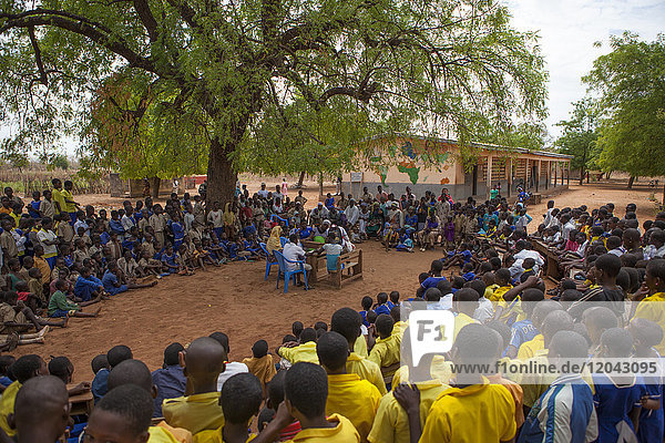 Schüler einer Junior High School sehen sich ein Theaterstück über Teenagerschwangerschaften an  das vom Gender Club der Schule aufgeführt wird  Ghana  Westafrika  Afrika