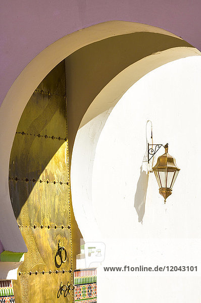 Torbogen  goldene Tür und Laterne am Eingang zur Moschee in der Kasbah  Marrakesch  Marokko  Nordafrika  Afrika