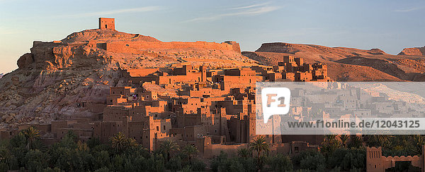 Die alten Lehmziegelgebäude der Kasbah Ait Benhaddou im goldenen Morgenlicht  UNESCO-Weltkulturerbe  bei Ouarzazate  Marokko  Nordafrika  Afrika