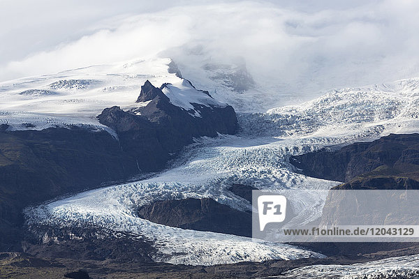 Zunge des Vatnajokull-Gletschers  die die Berge hinter der Lagune Fjallsarlon hinunterkriecht  Südisland  Polarregionen