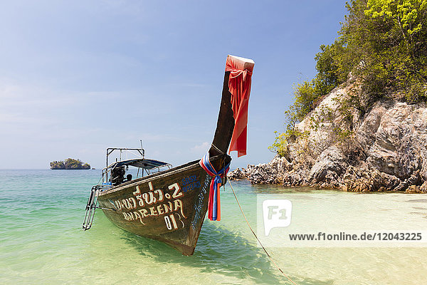 Longtailboot und Kalksteinfelsen  Koh Pakbia  Koh Hong Islands  Ao Nang  Krabi  Thailand  Südostasien  Asien
