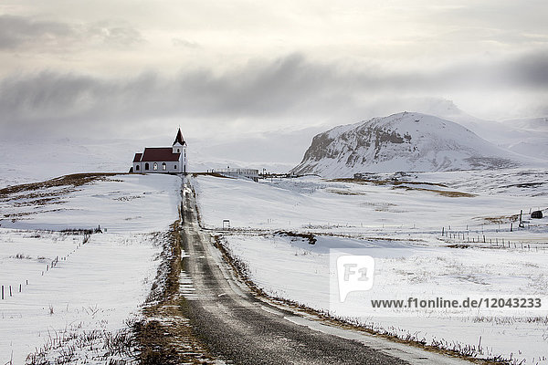 Isolierte Kirche (Ingjaldscholskirkja) im Winter in der Nähe von Rif auf der Snaefellsnes-Halbinsel  Island  Polarregionen