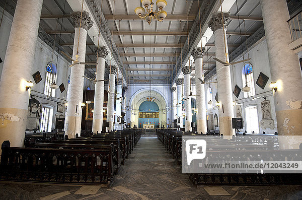 Innenraum der St. John's Church  erbaut von der Ostindien-Kompanie zwischen 1784 und 1787  nach dem Vorbild von St. Martin in the Fields  London  Kalkutta  Westbengalen  Indien  Asien