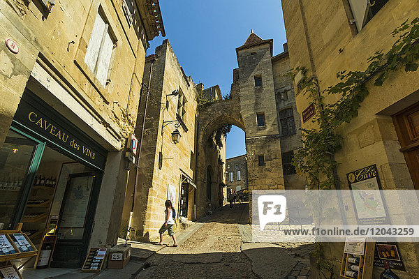Höhlenweinläden in der Rue de la Cadene in der historischen Stadt und berühmten Rotweinregion Bordeaux  Saint Emilion  Gironde  Frankreich  Europa