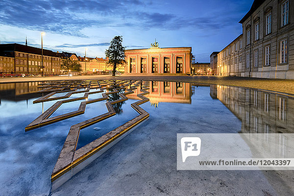 Thorvaldsens Museum spiegelt sich im Springbrunnen auf dem Bertel Thorvaldsen Platz bei Nacht  Kopenhagen  Dänemark  Europa