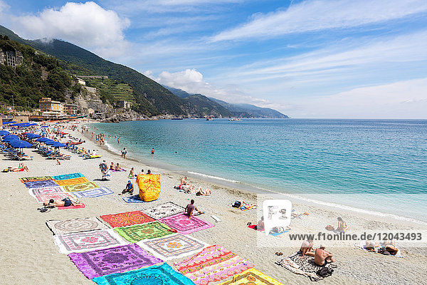 Deckenverkäufer präsentieren ihre Produkte am Strand von Monterosso  Cinque Terre  Ligurien  Italien  Mittelmeer  Europa