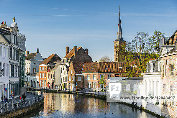 Houses on water canal  Bruges  West Flanders province  Flemish region  Belgium  Europe