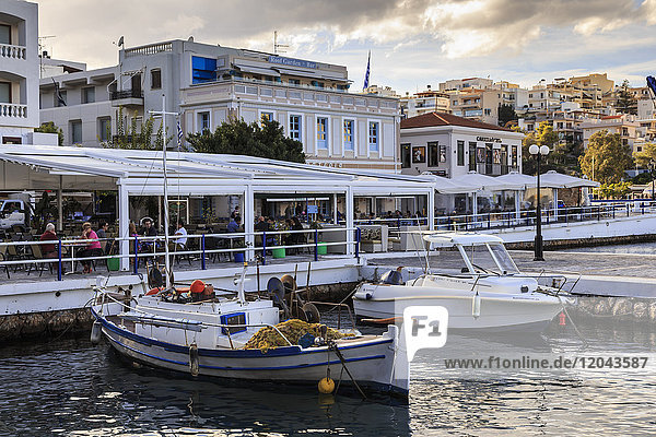 Voulismeni-See  Fußgängerzone am Seeufer mit Fischerbooten  Cafés und Restaurants  Agios Nikolaos  Lasithi  Kreta  Griechische Inseln  Griechenland  Europa