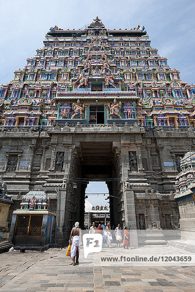 Pilger betreten den äußeren Goparam des Thillai Nataraja-Tempels  der Nataraj  der tanzenden Form von Shiva  gewidmet ist  Chidambaram  Tamil Nadu  Indien  Asien