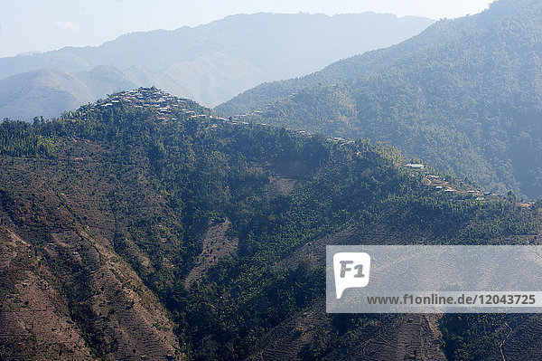 Eines der unzähligen Naga-Dörfer in den grünen Naga-Hügeln  Baptistenkirche auf dem Gipfel  Nagaland  Indien  Asien