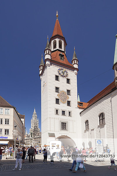 Blick vom Alten Rathaus auf das Neue Rathaus am Marienplatz  München  Bayern  Deutschland  Europa