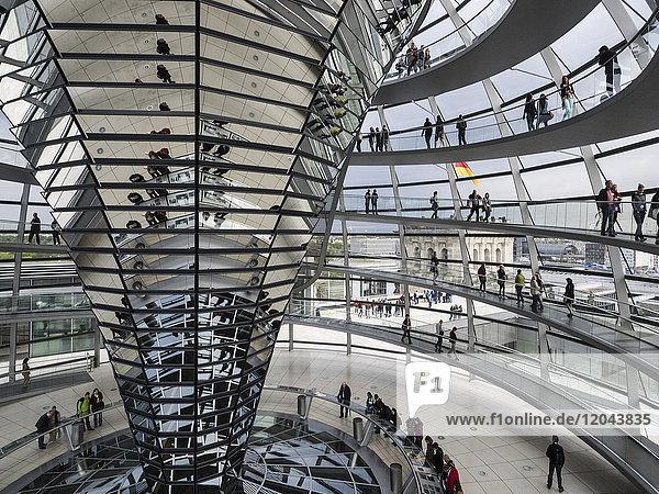 Innenansicht der Reichstagskuppel  Berlin  Deutschland  Europa